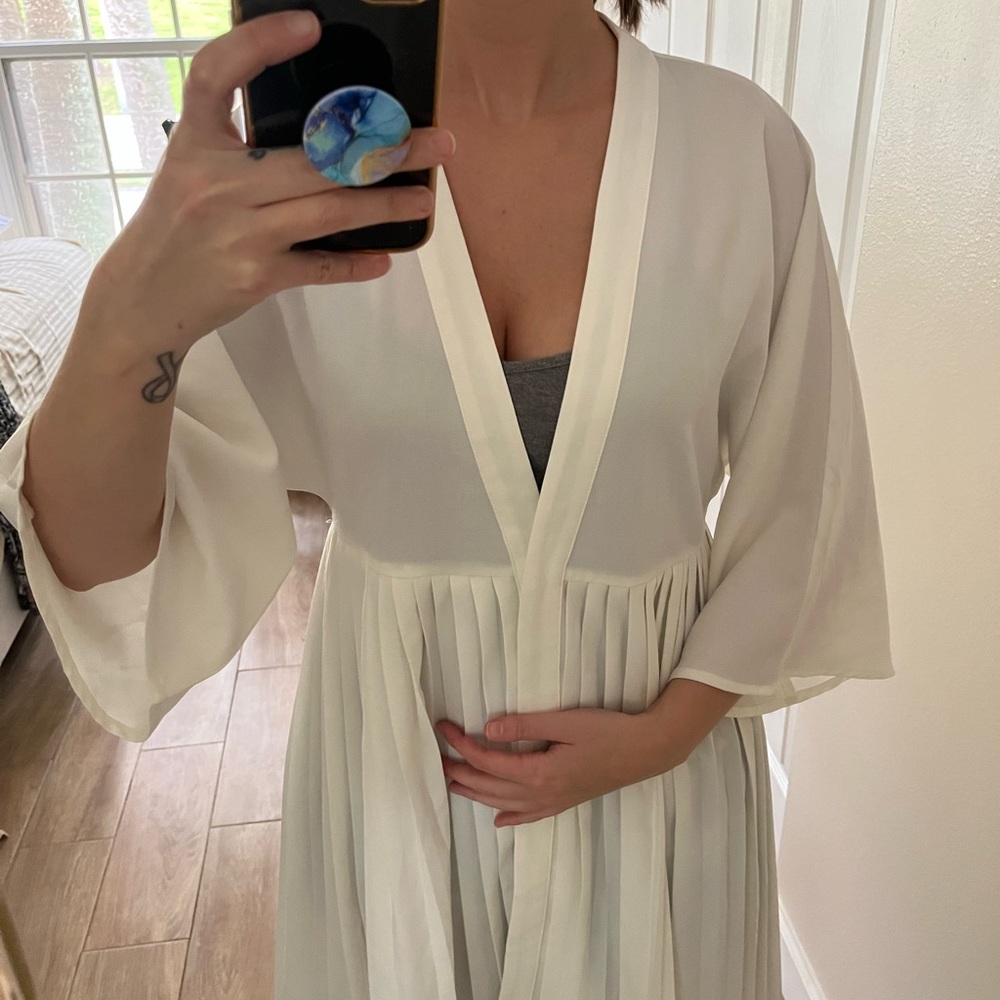 NWOT white pleated Kimono style cover up jacket kimchi blue - Picture 3 of 10